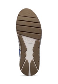 Suola della scarpa con una texture in gomma marrone, caratterizzata da scanalature a zig-zag e un accento in bianco sulla intersuola. Il design include elementi grigi, blu e neri.