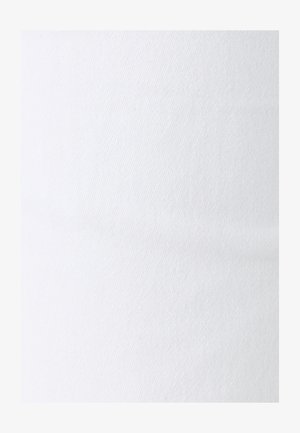 Tissu blanc uni texturé avec un motif de tissage diagonal subtil, aucun autre objet ou élément visible.