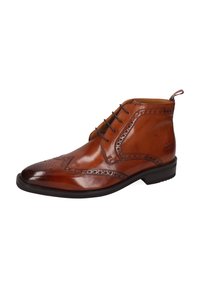 Bottines habillées pour hommes en cuir marron, avec des détails de brogue, un laçage à l'avant, une semelle noire et une languette en tissu à l'arrière du talon.
