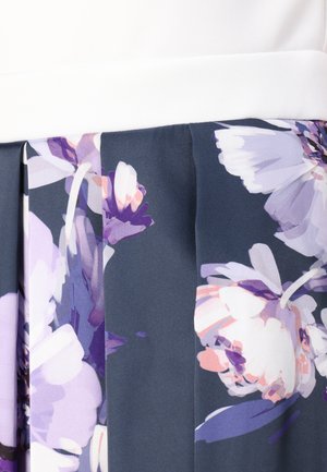 Spódnica w kwiaty z usztywnionym białym pasem. Materiał ma wielokolorowe wzory kwiatowe na ciemnym tle, z plisowanymi detalami.