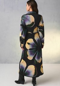 Next LONG SLEEVE V-NECK MIDI - REGULAR FIT - Denné šaty - black floral