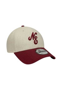 Cappello da baseball in stile capsule con corpo in tessuto beige, visiera bordeaux e logo "NE" ricamato in bordeaux. Include una fascia regolabile.