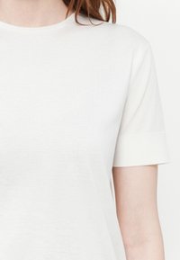 Witte t-shirt met korte mouwen gemaakt van zachte stof, met een ronde halslijn en een nette afwerking. Het heeft ribgebreide boorden en een gladde textuur.