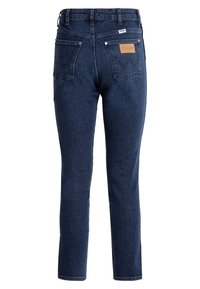 Donkerblauwe denim jeans met een rechte snit, middelhoge taille, leren logo patch op de achterkant en twee achterzakken met stiksels.