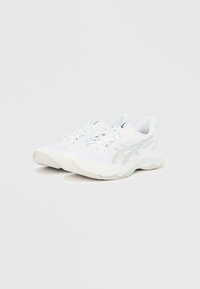 Paire de chaussures de course Asics blanches avec dessus en mesh et logo gris clair, présentées côte à côte sur un fond blanc uni.