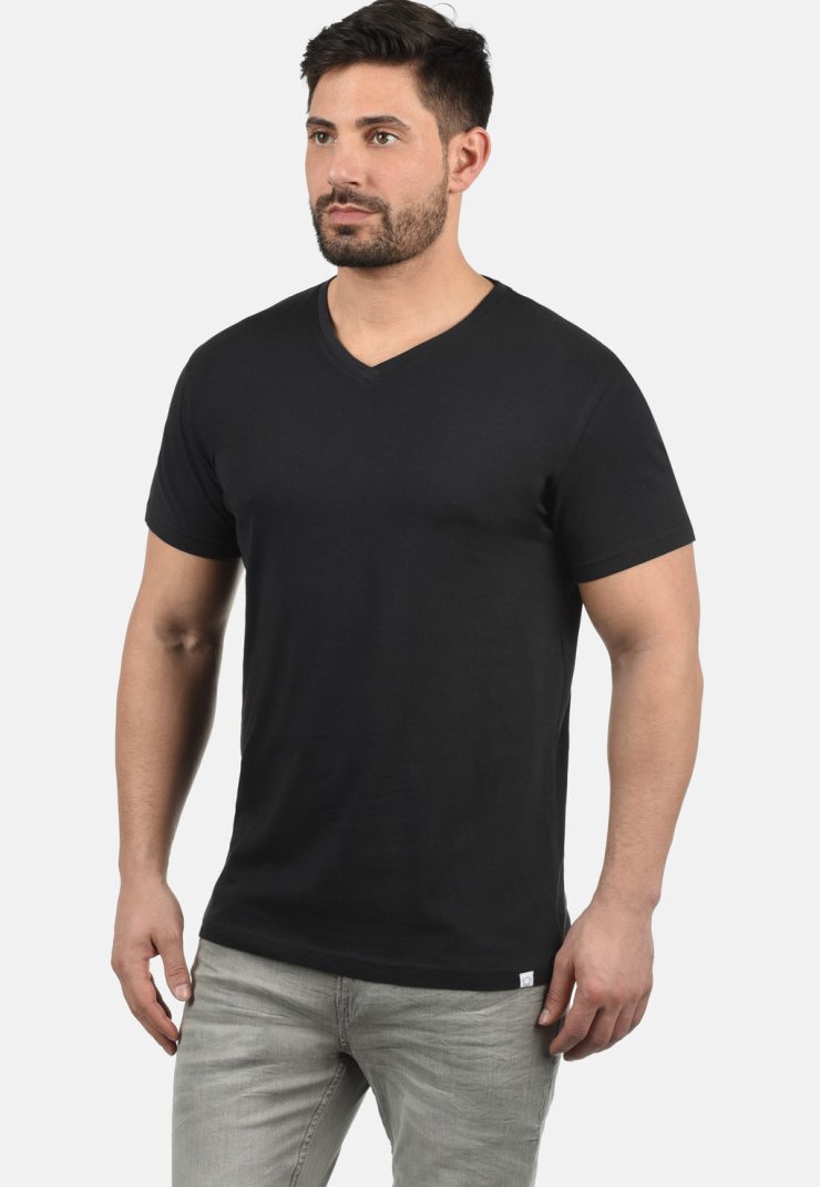 Tricou scurt din bumbac negru cu decolteu în V, având o textură subtilă și o formă ușor ajustată, asortat cu pantaloni gri deschis.