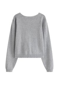 Grijze pullover sweater met een ruime halslijn, verlaagde schouders en lange mouwen. Zachte breistof met ribbelaccenten aan de zoom.