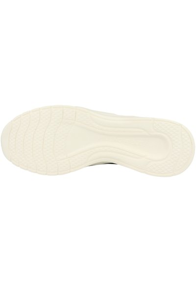 Bílá gumová podrážka tenisky s texturovaným gripem, která obsahuje zakřivené linie a embosované logo. Hladký povrch s vroubkovanými okraji.