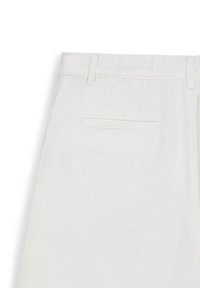 Pantaloni in cotone bianco a gamba dritta, con una tasca posteriore singola e passanti per la cintura, dettaglio di cucitura minimale.