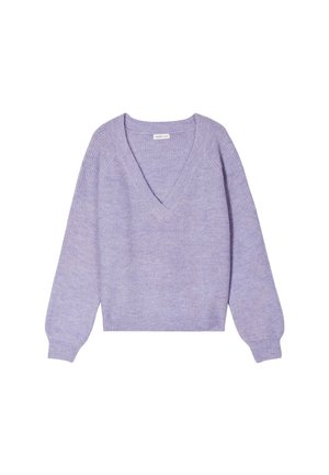 Pull en lilas tricoté avec un décolleté en V profond, des épaules tombantes et des manches longues. Le tissu a un aspect doux et texturé avec un motif côtelé.