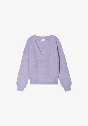 Suéter de punto lila con escote en V profundo, hombros caídos y mangas largas. La tela tiene un aspecto suave y texturizado con un patrón de canalé.