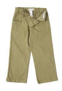 Pantalones de algodón verde oliva de corte holgado, con dos bolsillos frontales, un cierre lateral con botón único y etiqueta de marca visible en el interior.