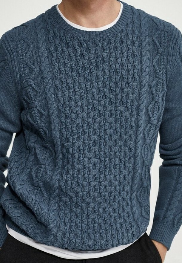 Pull bleu tricoté avec des motifs torsadés texturés, un col rond et des poignets côtelés. Manches longues et coupe décontractée avec un effet superposé.