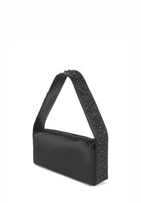 Borsa a tracolla in pelle nera con forma rettangolare, dotata di chiusura con zip e una tracolla decorativa con borchie per un tocco di texture e dettagli.