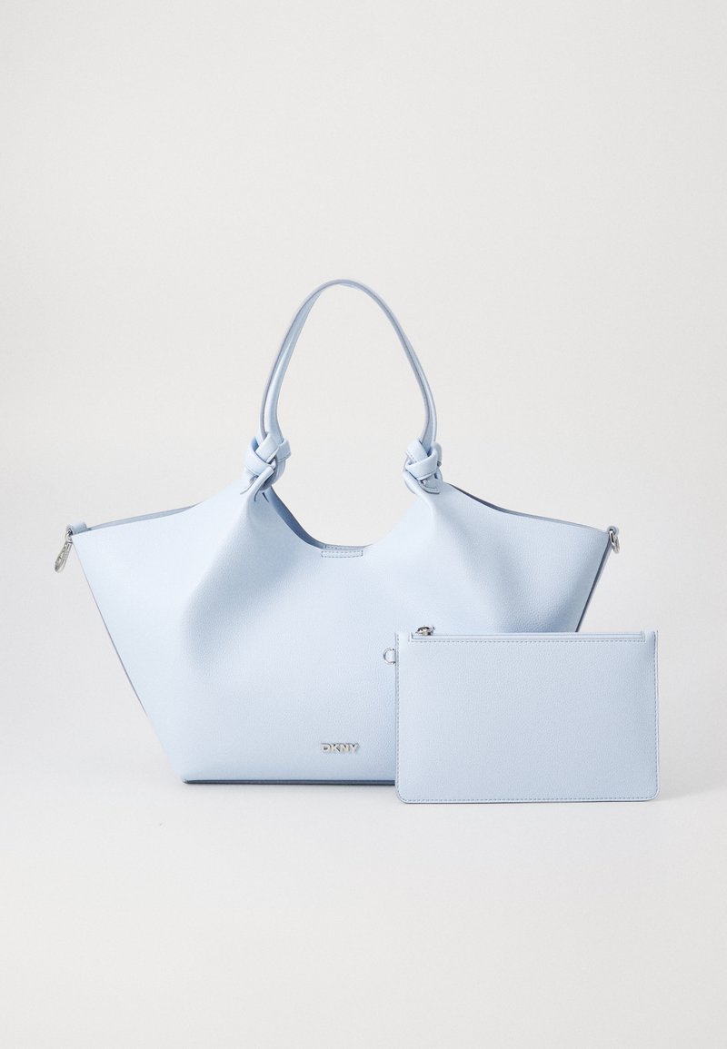 Lyseblå faux skinn totebag med knyttede håndtak, med en avtakbar matchende pung. Glatt tekstur og minimalistisk design.