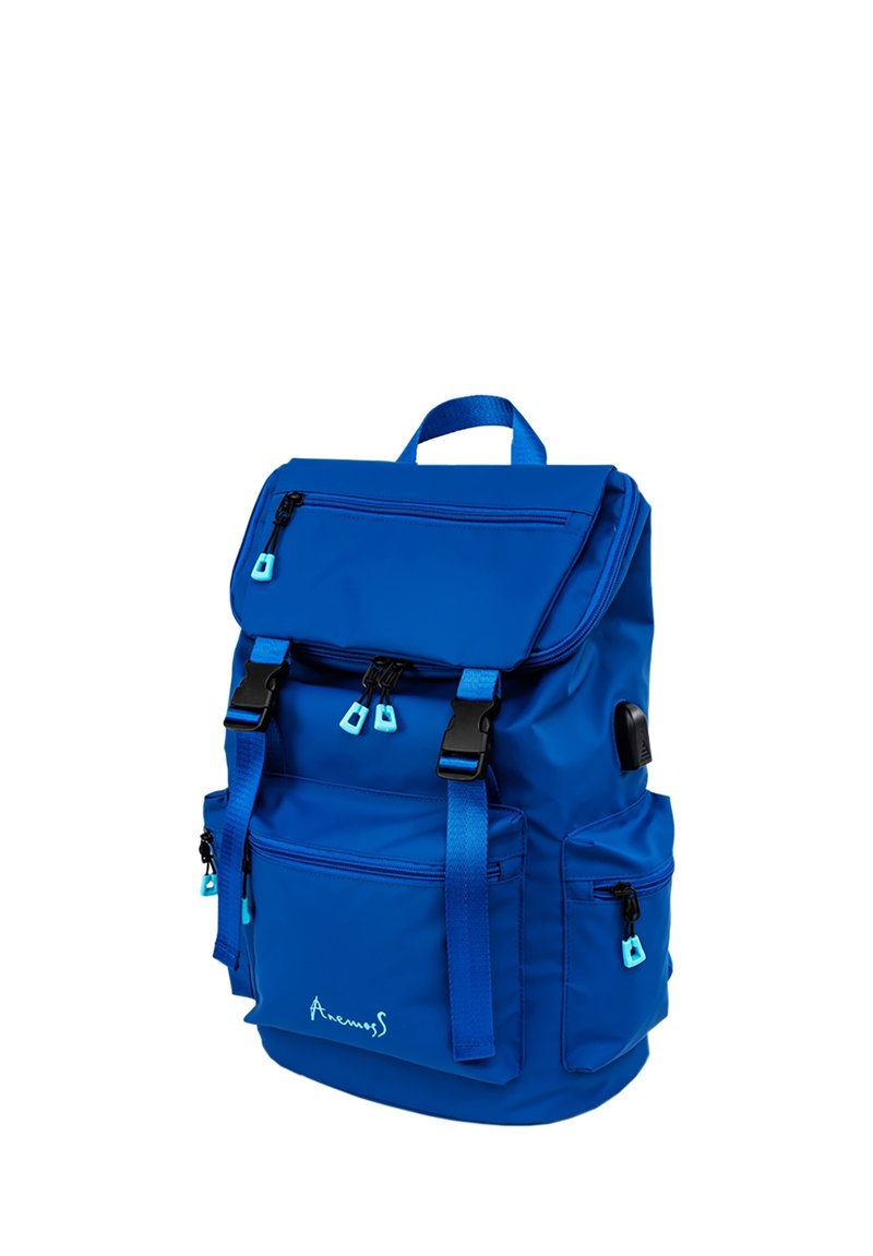 Blauer Nylon-Rucksack mit mehreren Fächern, verstellbaren Trägern, vorderem Klappenverschluss und kontrastierenden Reißverschluss-Zippern. Mit hervorgehobenem Markenlogo auf der Vorderseite.