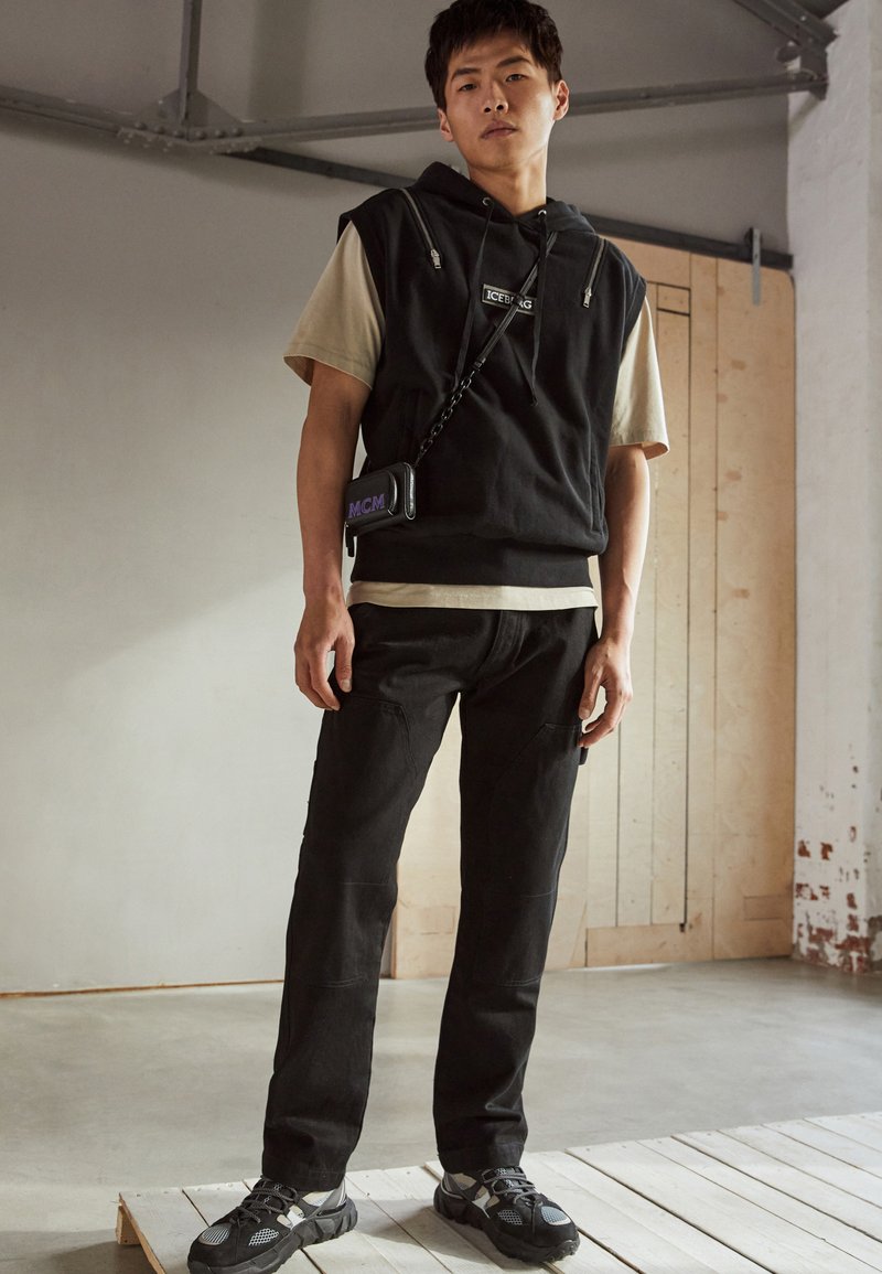 MCM CHAIN ZIPPED WALLET MINI UNISEX Wallet black Zalando.co.uk