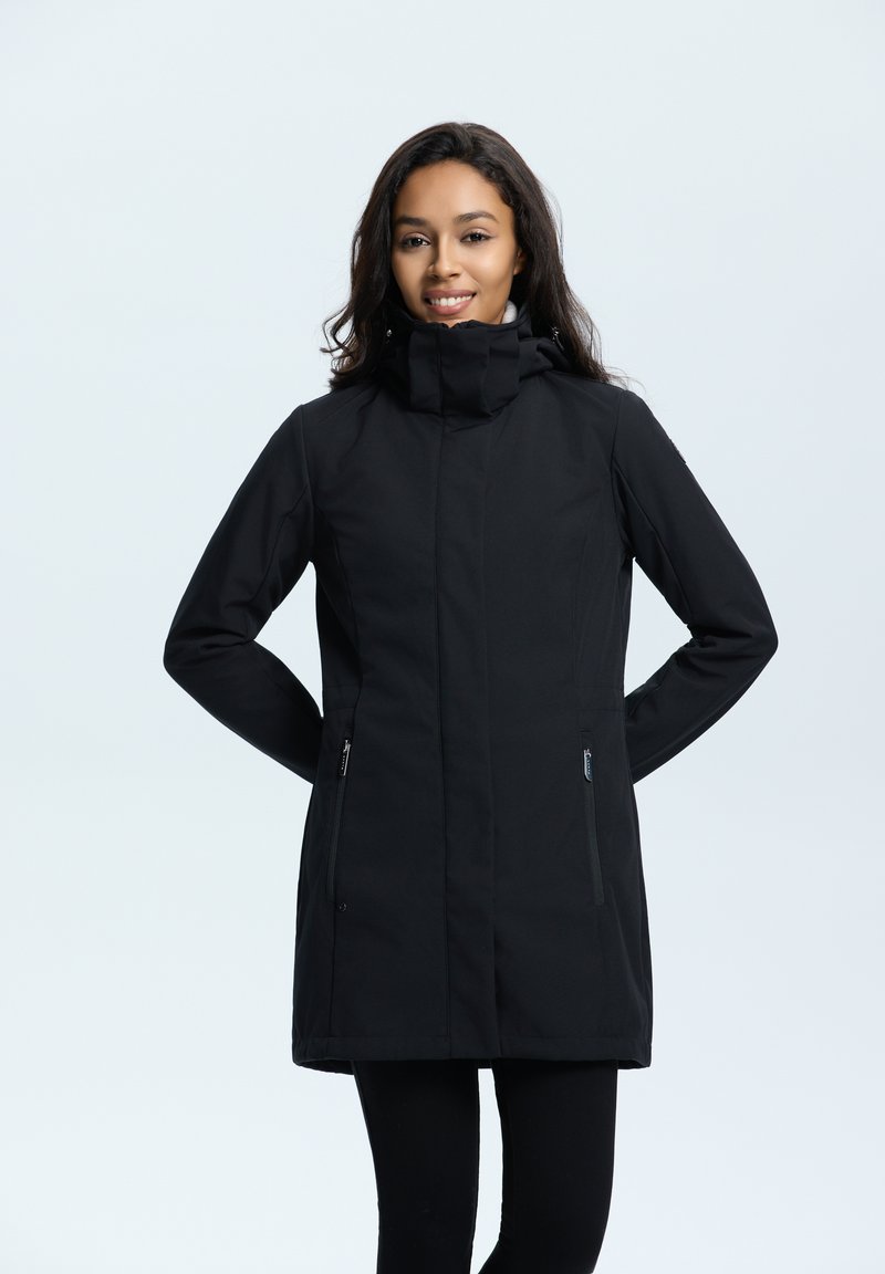 Manteau long noir en tissu lisse et résistant à l'eau. Il présente un col haut, des poches zippées et un design élégant et ajusté.