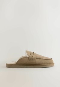 Svetložlté semišové papuče s jemným bielym kožúškom vo vnútri. Majú mierne zdvihnutú, mäkčenú podrážku a prešité dekoratívne akcenty na vrchnej časti.