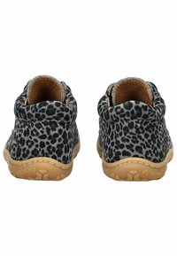 Chaussures en suède doux à imprimé léopard noir et gris, avec une semelle en caoutchouc beige et un col de cheville rembourré, featuring doublure en cuir marron.