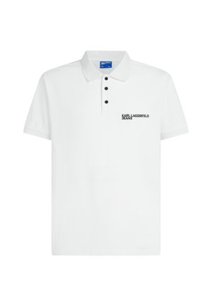 Camiseta polo blanca de manga corta con tres botones negros y logo de texto "KARL LAGERFELD JEANS" en el pecho izquierdo.