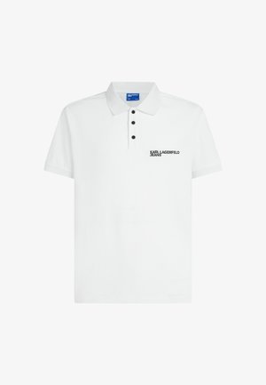 Valge lühikeste varrukatega polo-särk, millel on kolm musta nööpi ja vasakul rinnal tekstilogoga "KARL LAGERFELD JEANS".