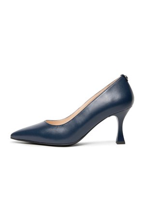Navyblauwe leren pump met een puntige neus, een lage snit, een taps toelopende hak en een geaccentueerde achterkant. Gladde textuur met minimale details.