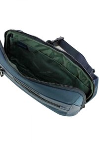Borsa a tracolla sintetica blu con scomparto principale con zip, dotata di una fodera interna verde e di una piccola tasca con zip sul davanti.