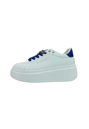 Sneaker platform bianca con suola spessa, lacci blu e dettaglio sul tallone e dettaglio metallico vicino agli occhielli superiori, vista laterale.