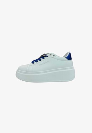 Sneaker platform bianca con suola spessa, lacci blu e dettaglio sul tallone e dettaglio metallico vicino agli occhielli superiori, vista laterale.
