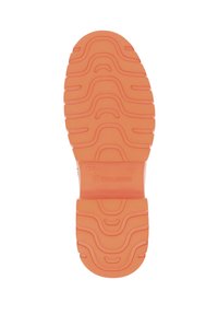 Semelle de chaussure en caoutchouc orange vif avec des motifs en vagues texturés pour l'adhérence, de forme plate, portant un nom de marque et une taille en relief.