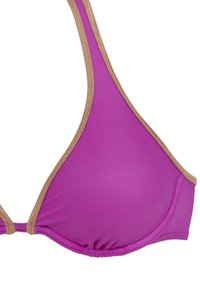 Lila Bikini-Oberteil mit dreieckigen Cups, versehen mit einem goldenen Besatz entlang der Ränder und einem gerafften Mittelpunkt für zusätzliche Unterstützung.