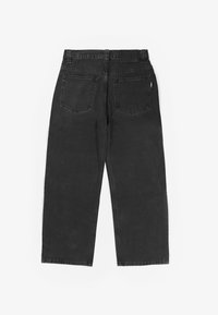 Svarta denimbyxor med en avslappnad passform, utrustade med två bakfickor, en baketikett och en rak bendesign. Ytan är slät och tyget är hållbart.