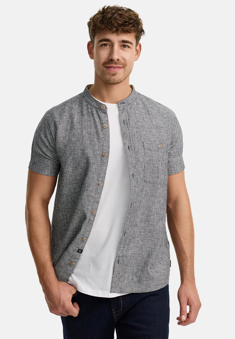 Kurzarm-Hemd mit Knopfleiste aus grauem Textil, ausgestattet mit Stehkragen, Brusttasche und braunen Knöpfen, über einem weißen T-Shirt.