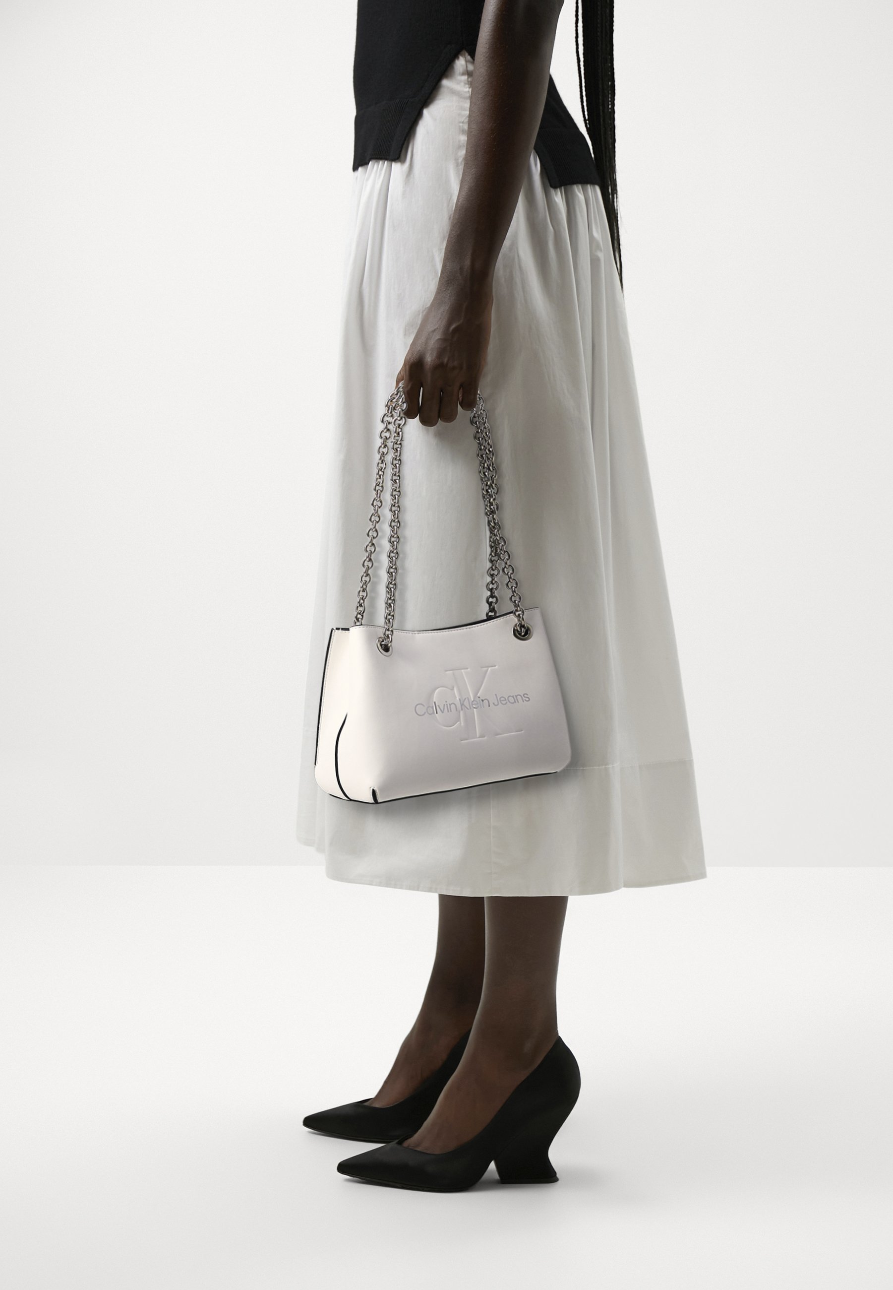 Calvin Klein Jeans SCULPTED SHOULDER BAG MONO - Handtasche - white 