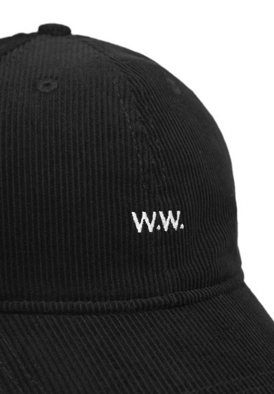 Must musta korkkangate ja kõver harja, mille ees on valge tikandiga "W.W." logo. Omab vertikaalset ribakujundust.