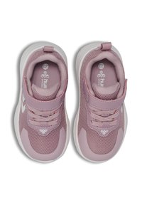 Rosa Netzsneaker mit gepolstertem Kragen, weißen Akzenten und einem Klettverschluss. Sie verfügen über strukturierte Streifen und eine Gummisohle.