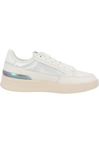 Vita lädersneakers med silverfärgade satin detaljer, en texturerad off-white gummisula och en distinkt iriserande sidodetalj.