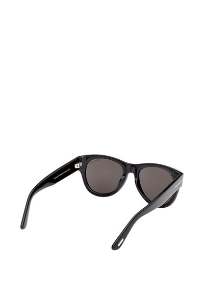 Occhiali da sole neri a forma di occhio di gatto con lenti scure, montatura in plastica lucida e sottili accenti argento sulle aste. Design angolare con bracci affusolati.
