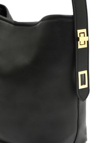 Borsa a tracolla in pelle nera con una texture liscia, caratterizzata da un dettaglio in metallo dorato a forma quadrata sulla cinghia e un design del corpo morbido e curvo.