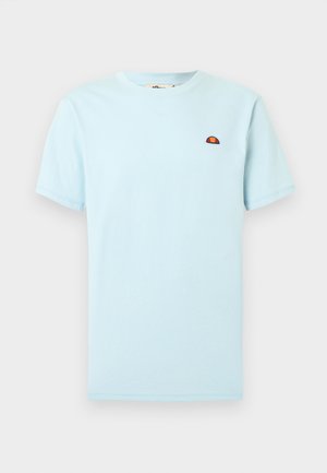 Lyseblå T-skjorte med rund hals og korte ermer, med liten rød og oransje halvsirkel-logo på venstre bryst.