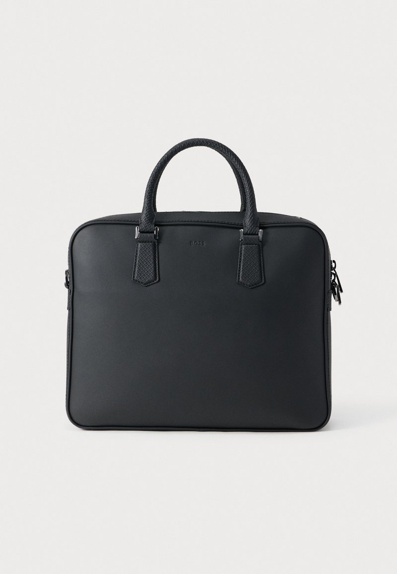 Fekete bőr aktatáska dupla texturált fogantyúkkal, téglalap alakú, cipzáras záródással, semleges háttéren.