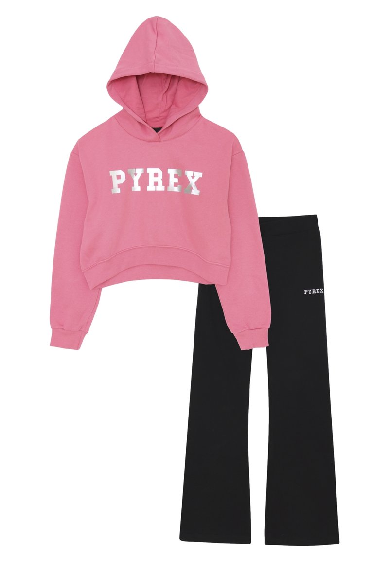 Felpa corta rosa con stampa "PYREX" e pantaloni neri a campana con piccolo logo "PYREX" sulla coscia, disposti su uno sfondo bianco.