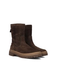 Bottines en suede marron avec une texture lisse, des coutures renforcées et une semelle en caoutchouc robuste dotée d'un motif de crampons pour une meilleure adhérence.