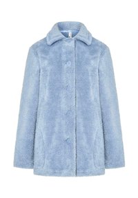 Abrigo de peluche azul claro con una textura suave, cuello redondeado y cinco cierres de botón. Cuenta con dos bolsillos laterales para mayor practicidad.