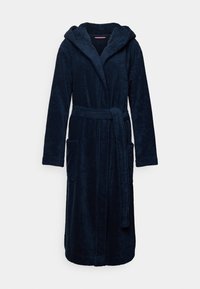 Μπλε ναυτικό μπουρνούζι με κουκούλα, κατασκευασμένο από απαλό, βελούδινο ύφασμα, με μακριά μανίκια, ζώνη μέσης και δύο μπροστινές τσέπες. Ομαλή υφή χωρίς σχέδια.