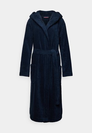 Sügavsinine kapuutsiga hommikumantel pehmest, sametisest kangast, pikkade varrukatega, vöökinnitusega ja kahe eesmise taskuga. Sile tekstuur ilma mustriteta.