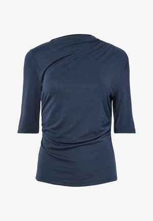 Marineblå asymmetrisk kvinneoverdel med trekvart ermer og subtilt rynkedetalj på den ene siden.