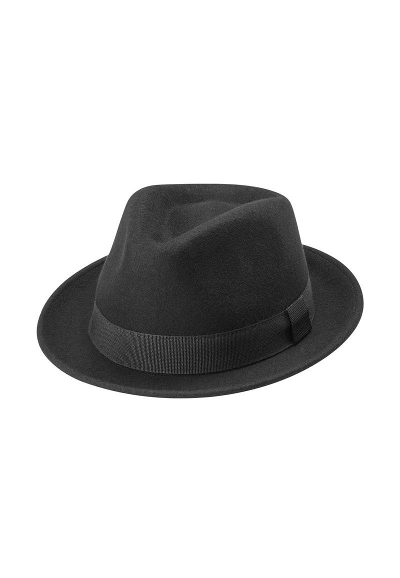 Schwarzer Fedora-Hut mit einem gebogenen Rand und einem strukturierten Band um die Basis. Der Hut ist schräg vor einem schlichten weißen Hintergrund positioniert.
