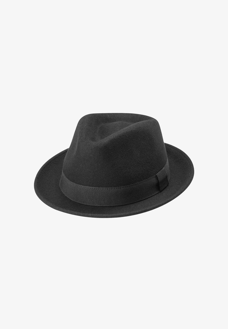 Schwarzer Fedora-Hut mit einem gebogenen Rand und einem strukturierten Band um die Basis. Der Hut ist schräg vor einem schlichten weißen Hintergrund positioniert.